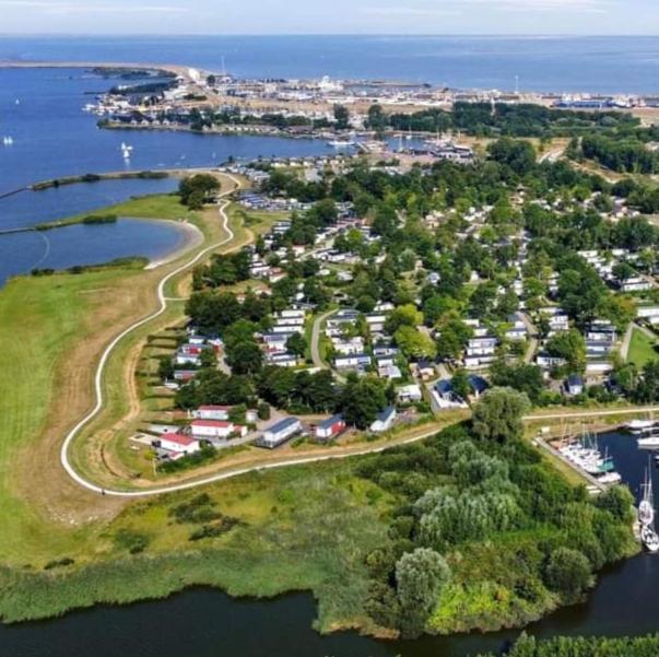 Bj Chalets - De Rug 3 - Vakantiepark Lauwersoog - Luxe Chalet Met Vaatwasser En Inloopkast! Vroege Incheck! Met Airco! Bagian luar foto